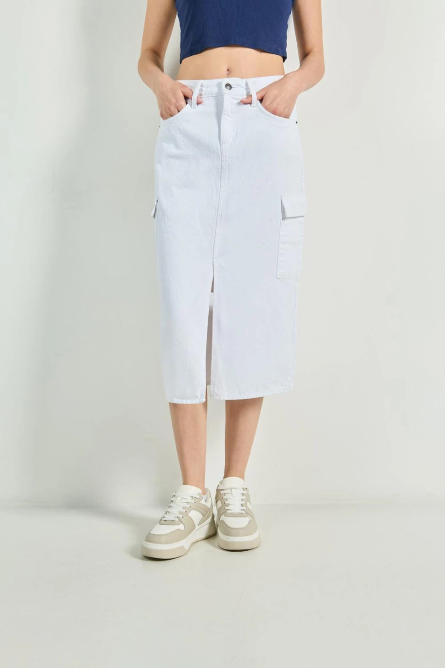 Falda cargo larga blanca en jean con bolsillos laterales