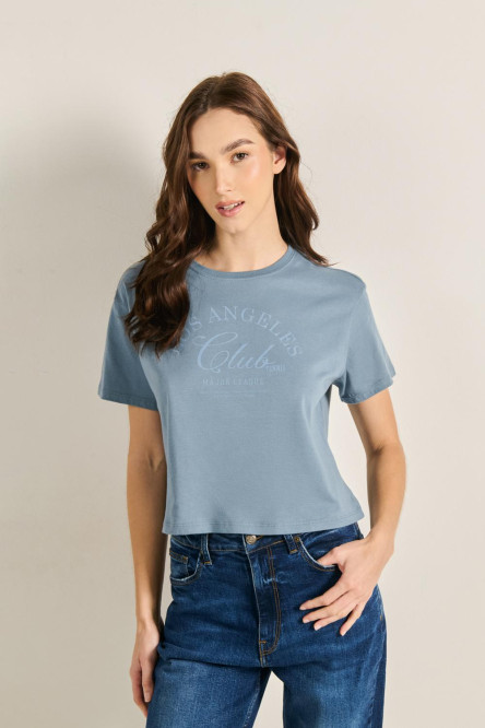 Camiseta crop top azul con estampado college y manga corta
