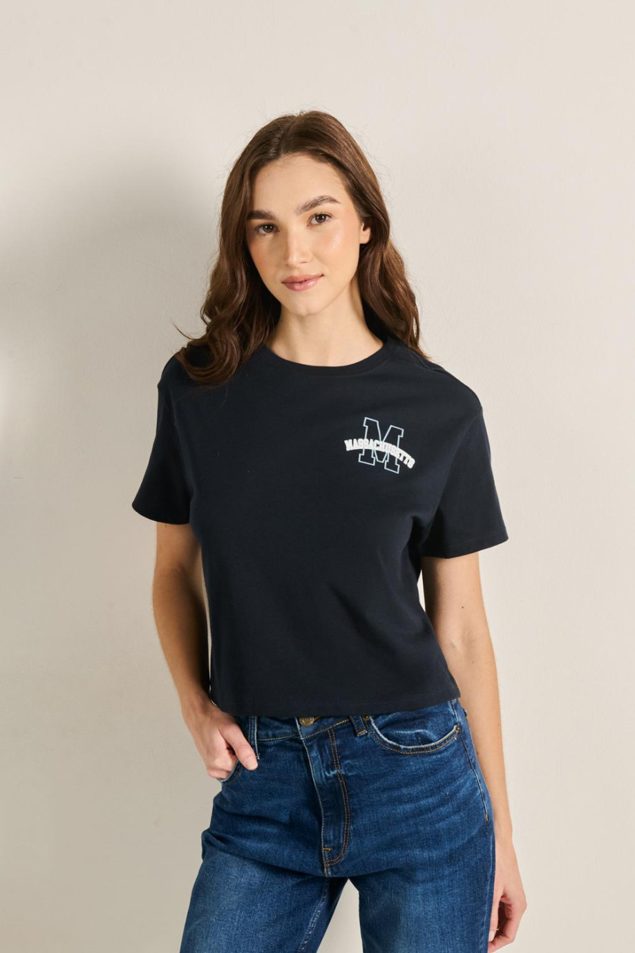 Camiseta azul intensa crop top con texto college