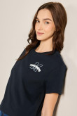 Camiseta azul intensa crop top con texto college