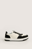 Tenis blancos casuales con contrastes negros y texturas