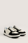 Tenis blancos casuales con contrastes negros y texturas