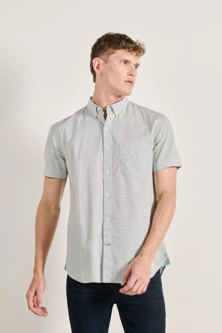 Camisa cuello button down unicolor con diseños de mini print