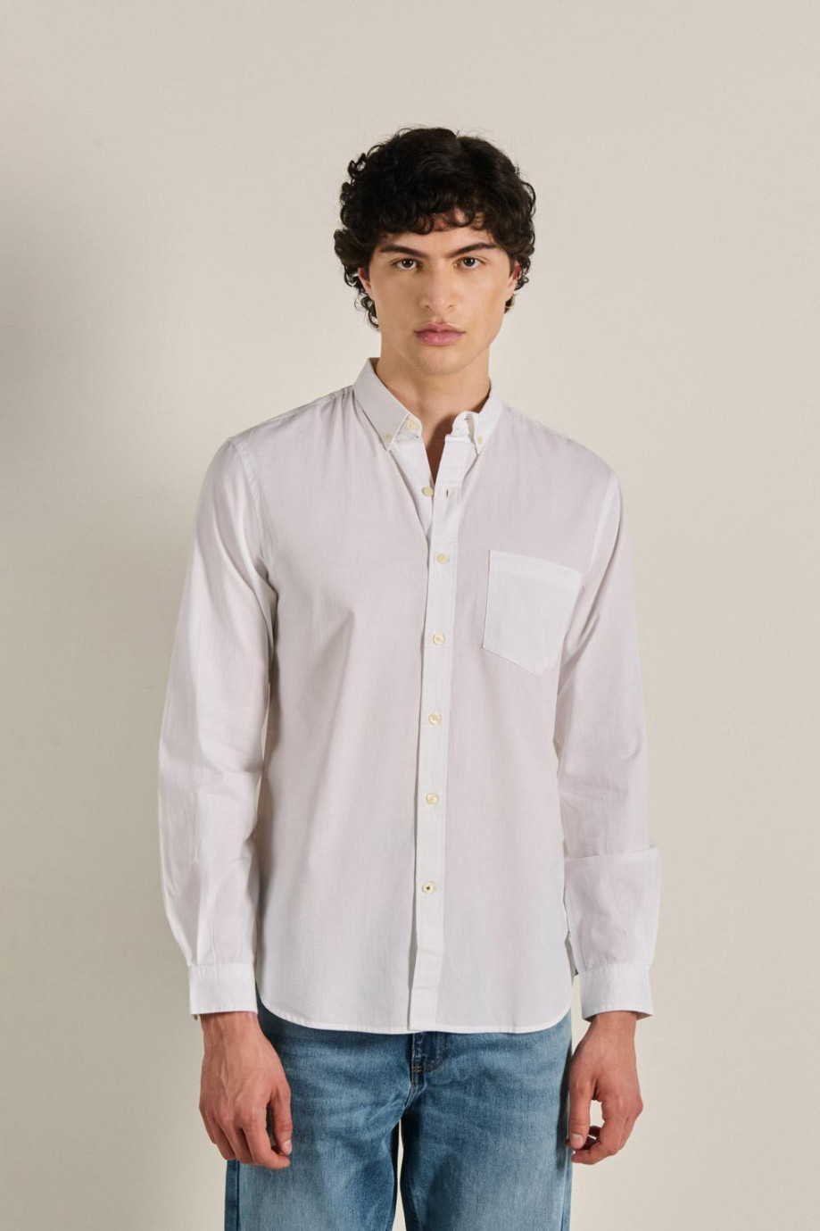 Camisa unicolor manga larga con cuello button down