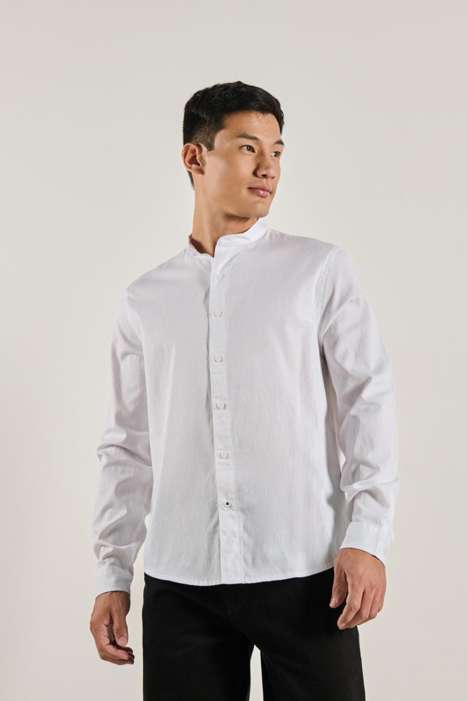 Camisa unicolor con cuello nerú, botones y manga larga