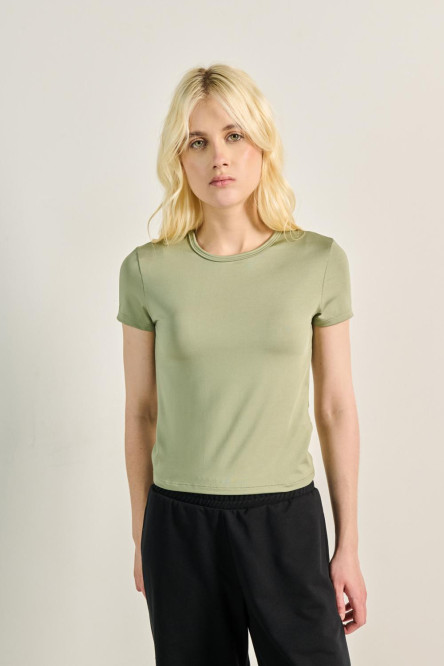 Camiseta ajustada verde clara con manga corta