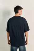 Camiseta azul intensa oversize con arte college y cuello V