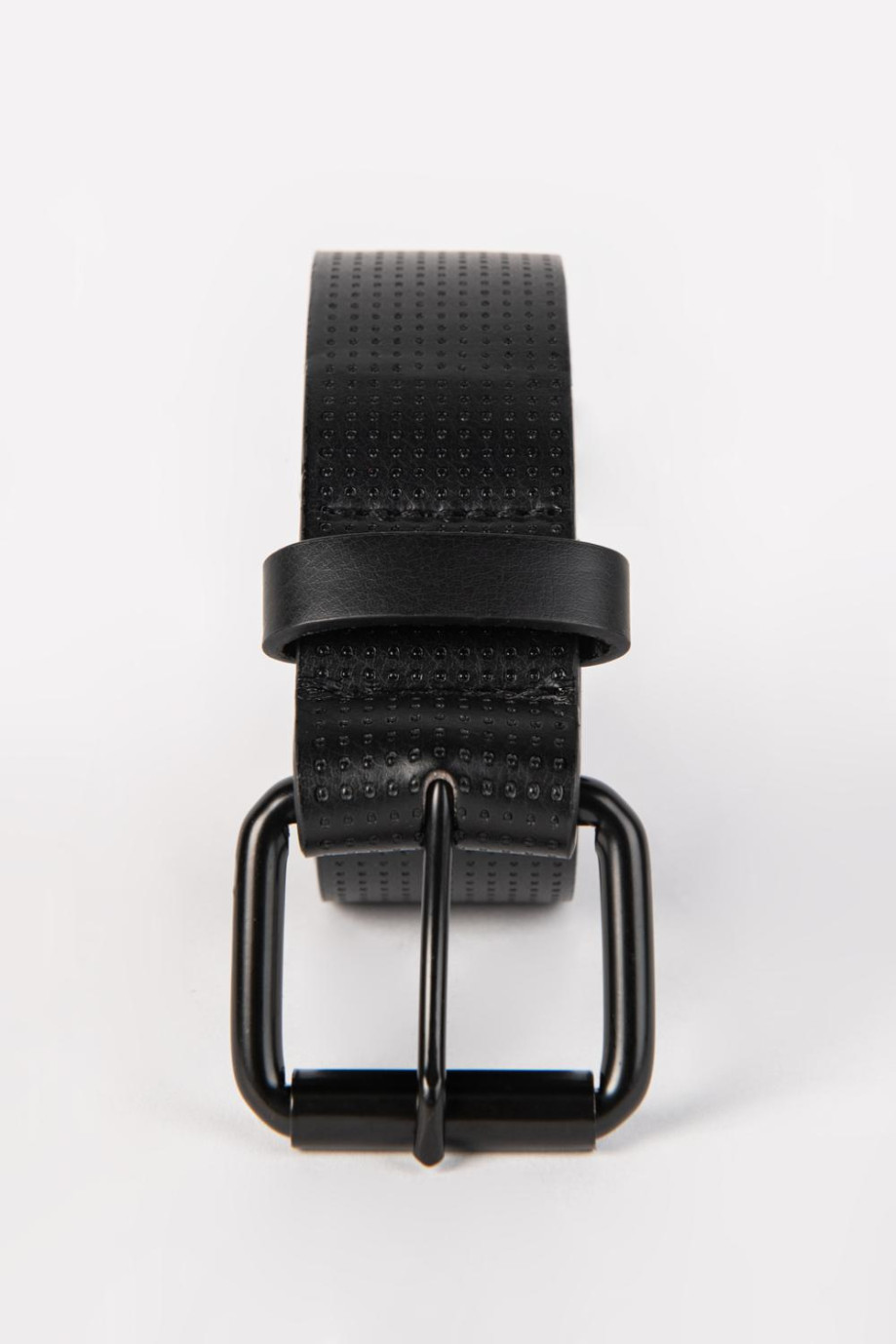 Cinturón sintético negro con texturas de puntos y hebilla