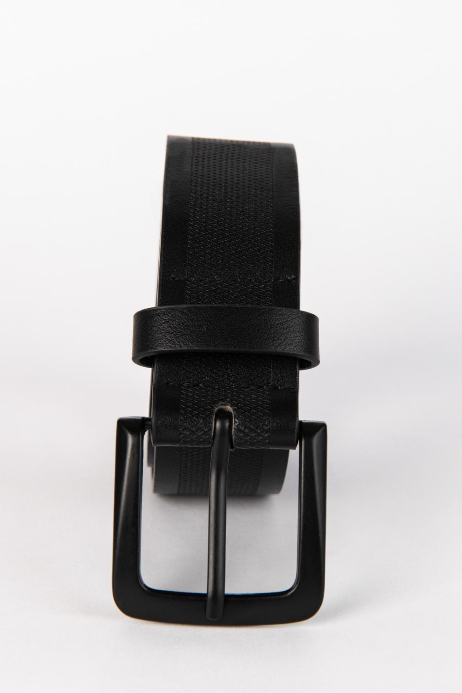 Cinturón negro con texturas y hebilla cuadrada mate