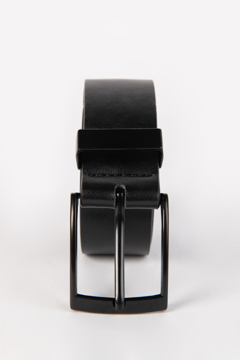 Cinturón liso negro con hebilla cuadrada metálica mate