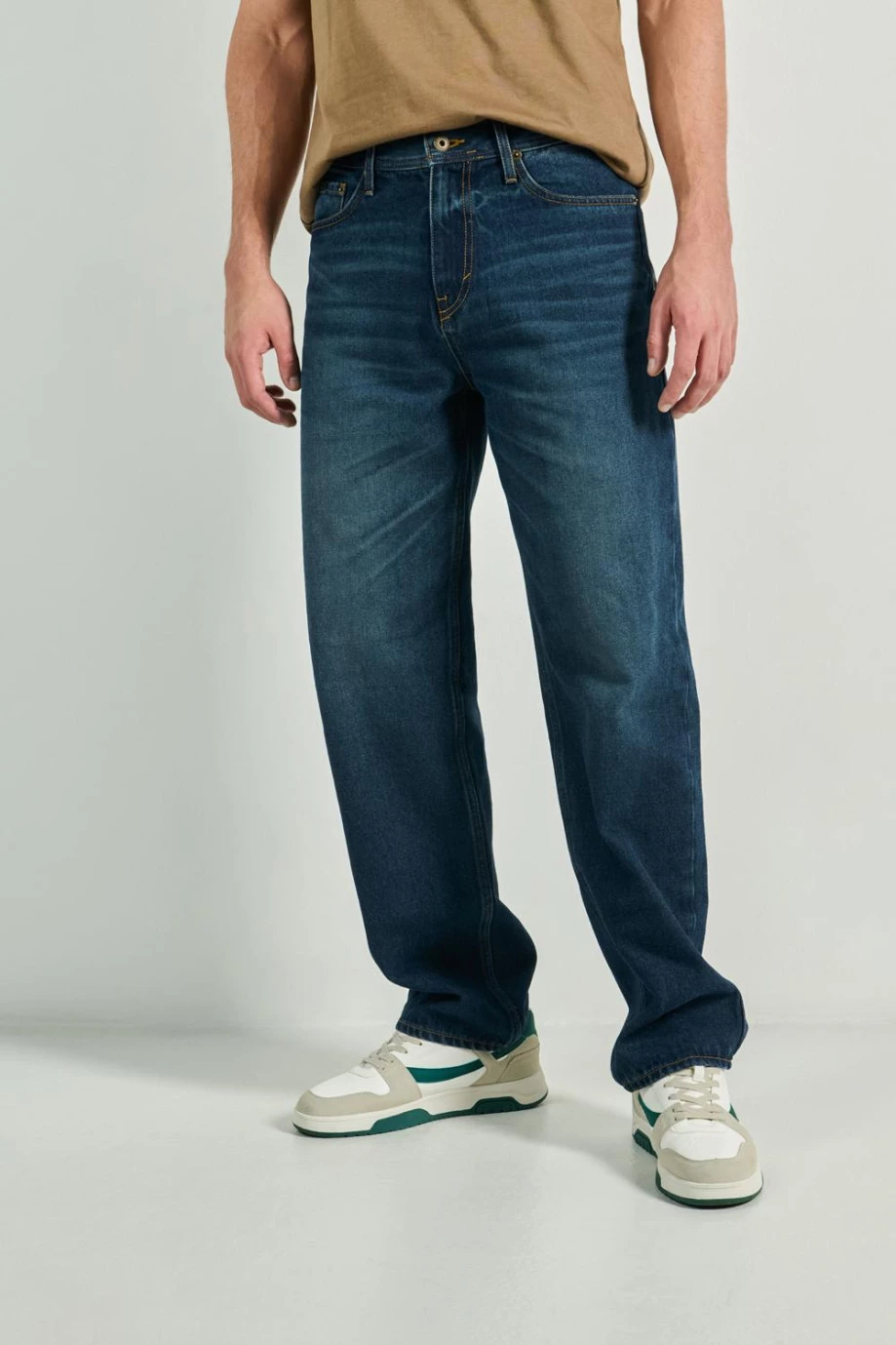 Jean 90´S azul oscuro vintage con desgastes y bota ancha