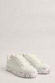 Tenis blancos casuales con suela ancha estampada