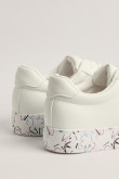 Tenis blancos casuales con suela ancha estampada