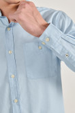 Camisa unicolor con cuello button down y manga larga