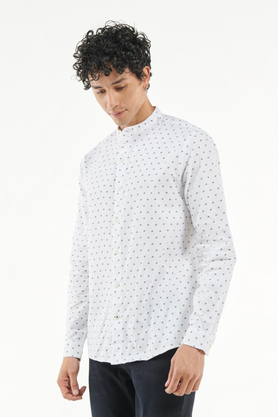 Camisa cuello nerú unicolor con diseños en mini print
