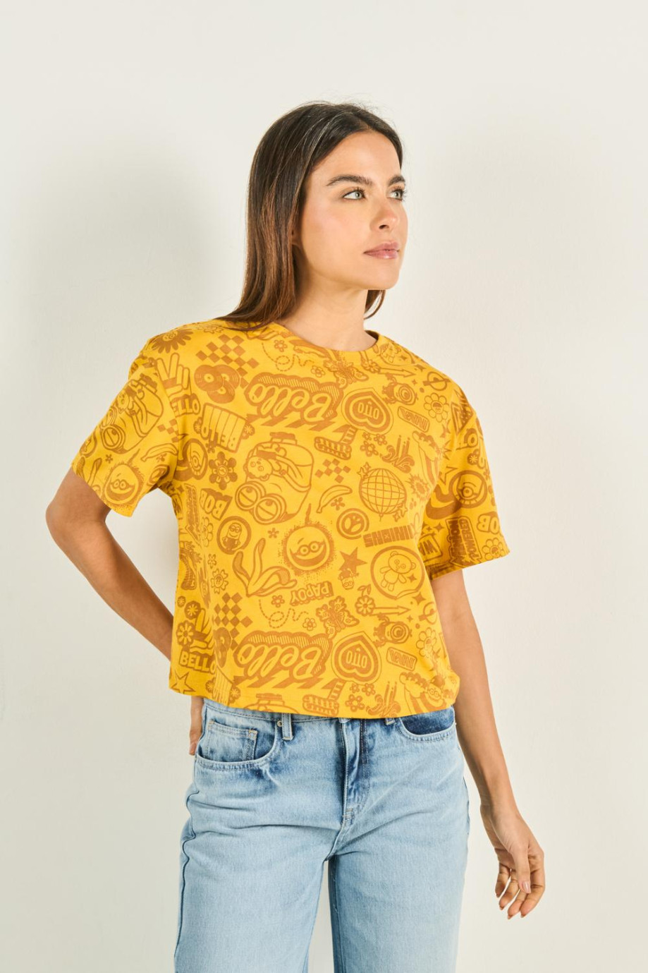 Camiseta crop top amarilla clara con diseños de Minions