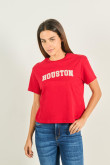 Camiseta roja oscura crop top con texto college en frente