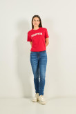 Camiseta roja oscura crop top con texto college en frente