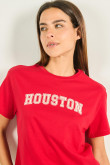 Camiseta roja oscura crop top con texto college en frente