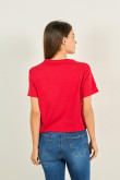 Camiseta roja oscura crop top con texto college en frente