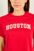 Camiseta roja oscura crop top con texto college en frente