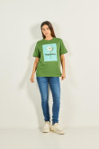 Camiseta verde oscura manga corta con estampado de flor