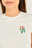 Camiseta cuello redondo crema con bordado de flores