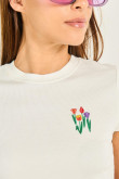 Camiseta cuello redondo crema con bordado de flores