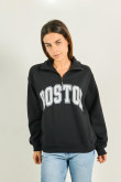 Buzo oversize negro con diseño college y cuello alto