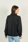 Buzo oversize negro con diseño college y cuello alto