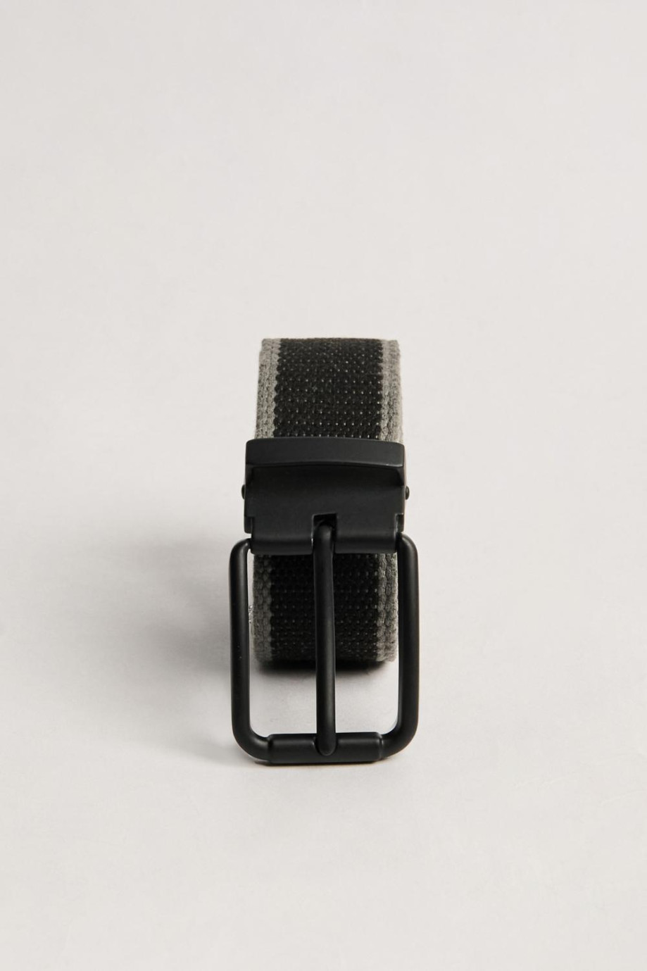 Cinturón trenzado negro con hebilla cuadrada metálica