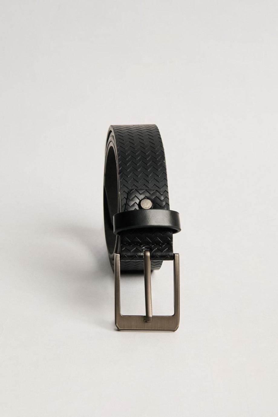 Cinturón sintético con texturas negro y hebilla cuadrada