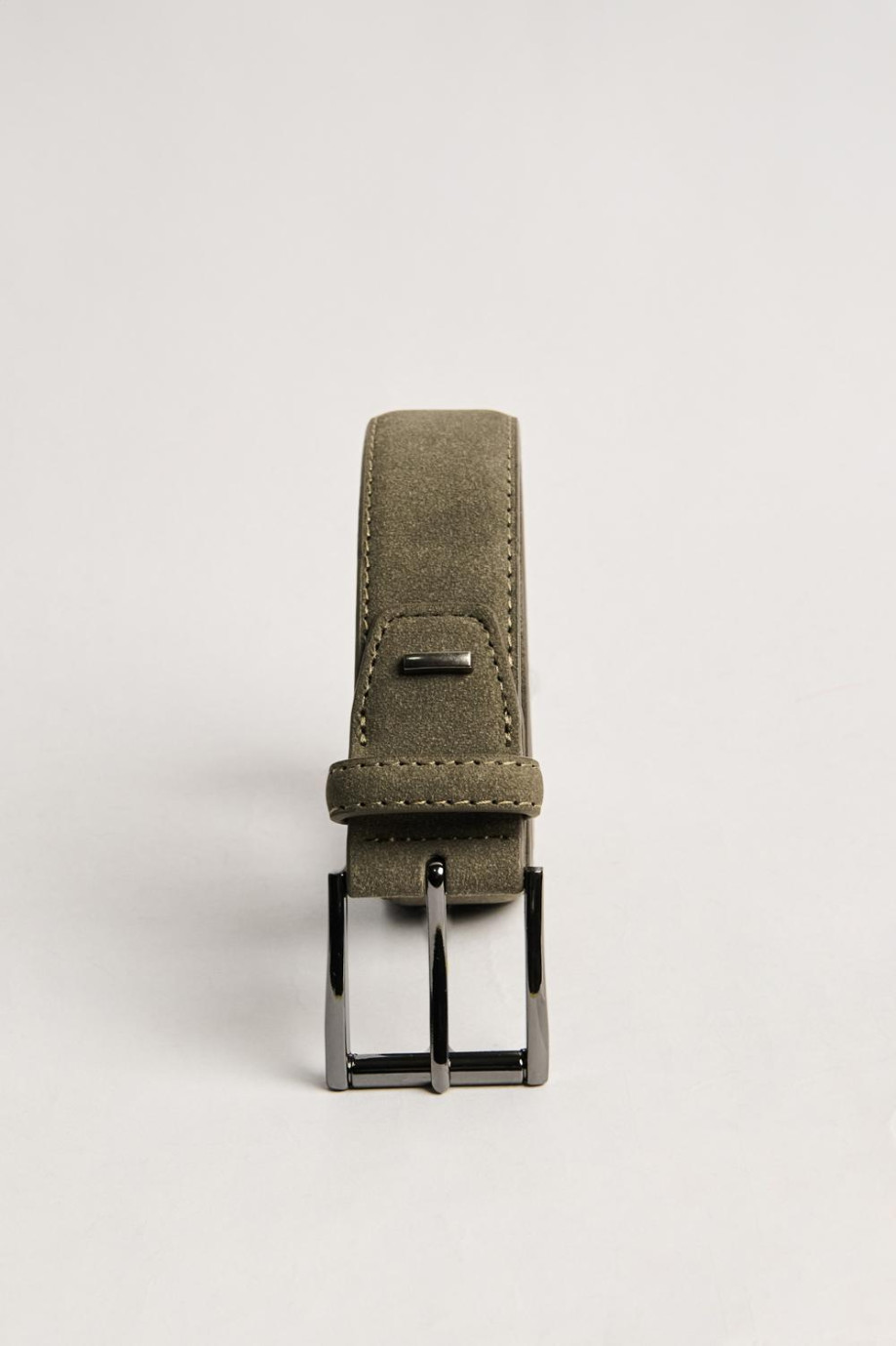 Cinturón sintético gris con hebilla cuadrada y costuras