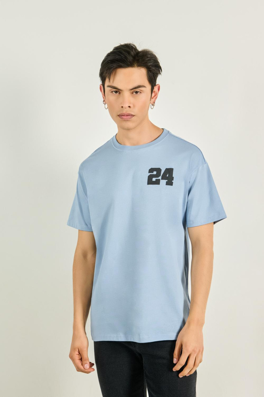 Camiseta azul con diseño college numérico y manga corta