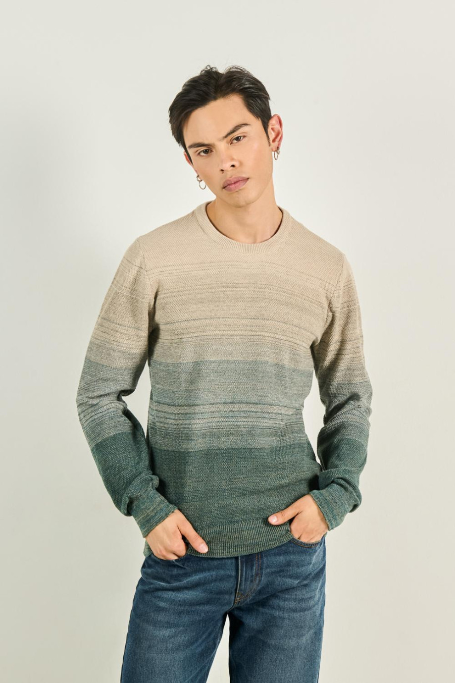 Suéter ajustado gris claro a rayas con cuello redondo