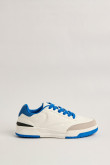 Tenis casuales blancos con contrastes y suelas planas