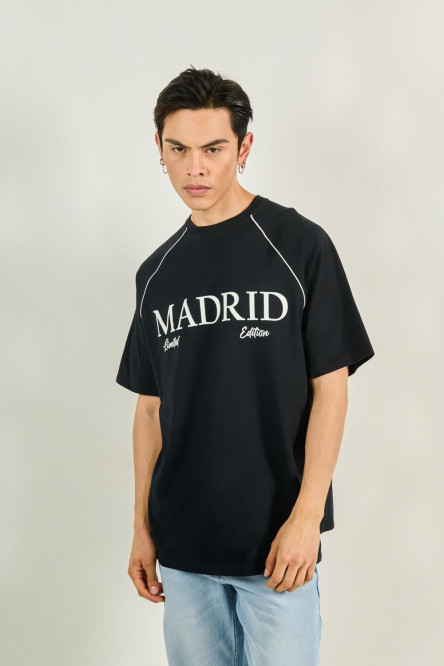 Camiseta oversize negra con texto college y manga ranglan