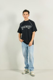 Camiseta oversize negra con texto college y manga ranglan