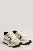 Tenis blancos de plataforma con contrastes y suelas anchas