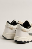 Tenis blancos de plataforma con contrastes y suelas anchas