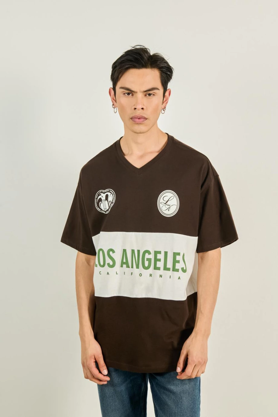 Camiseta oversize café con cuello V y diseño college
