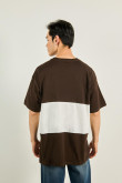 Camiseta oversize café con cuello V y diseño college