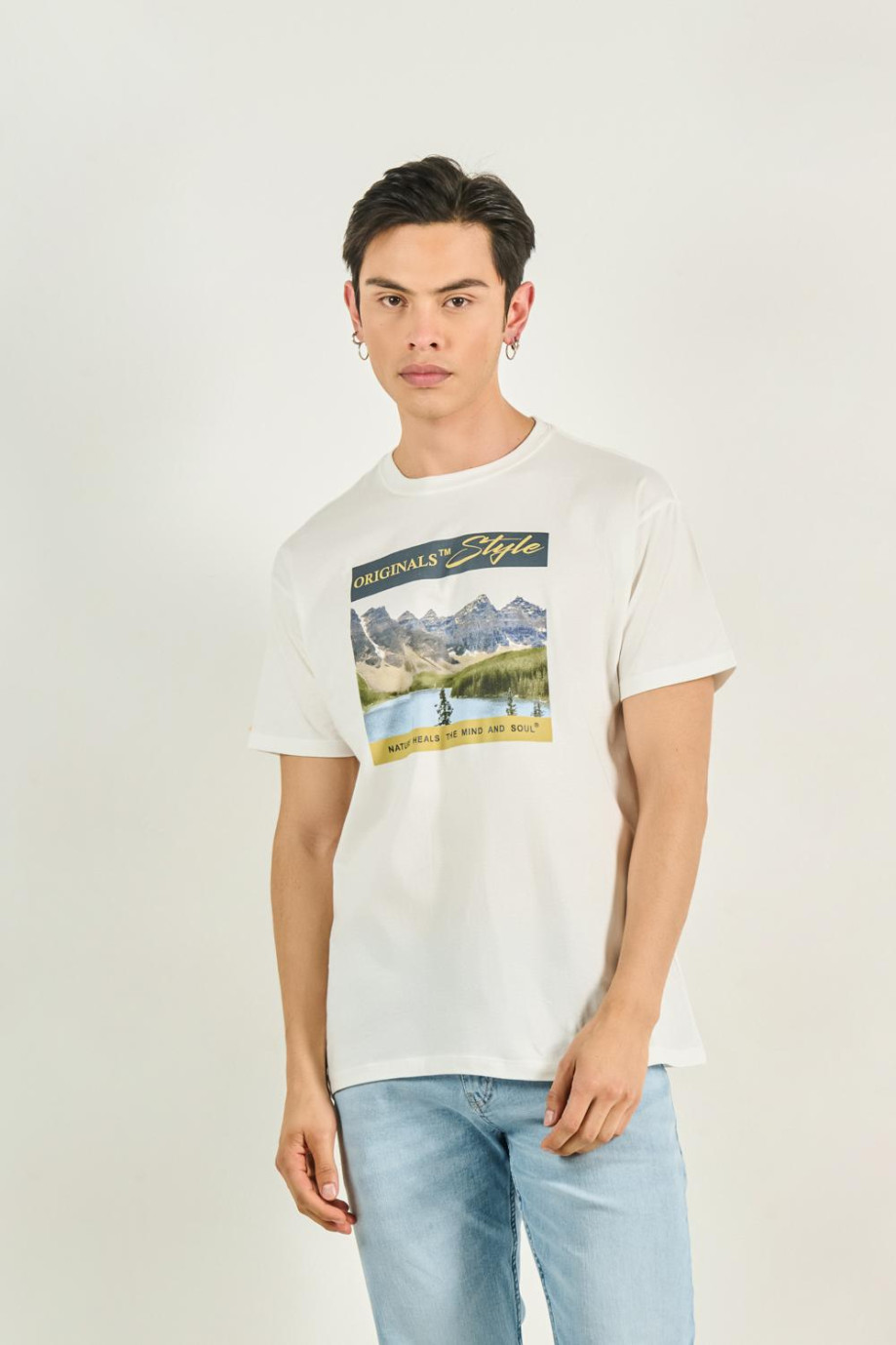 Camiseta crema clara con diseño de paisaje y manga corta
