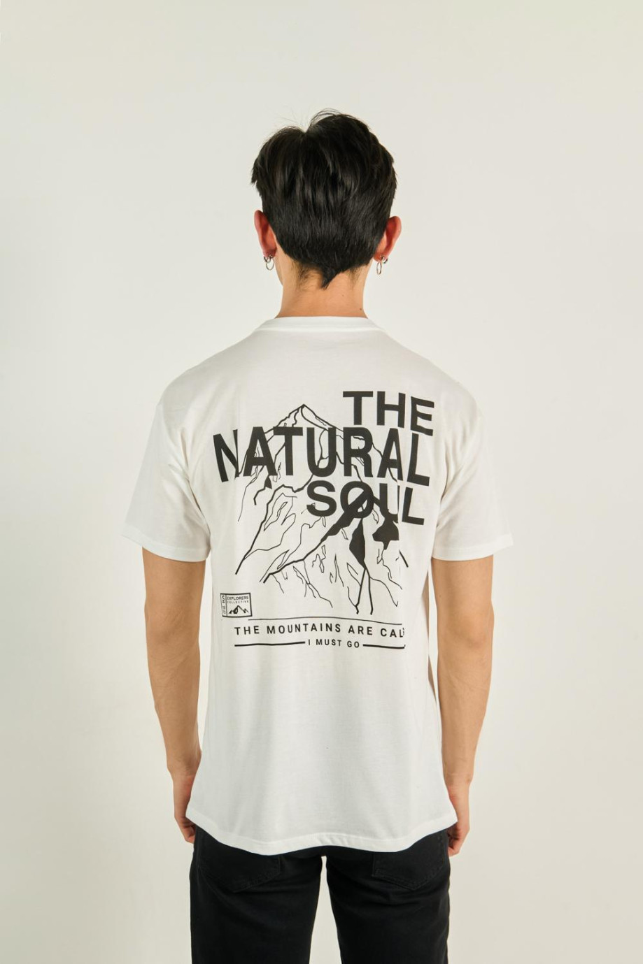 Camiseta manga corta crema clara con diseño de paisaje