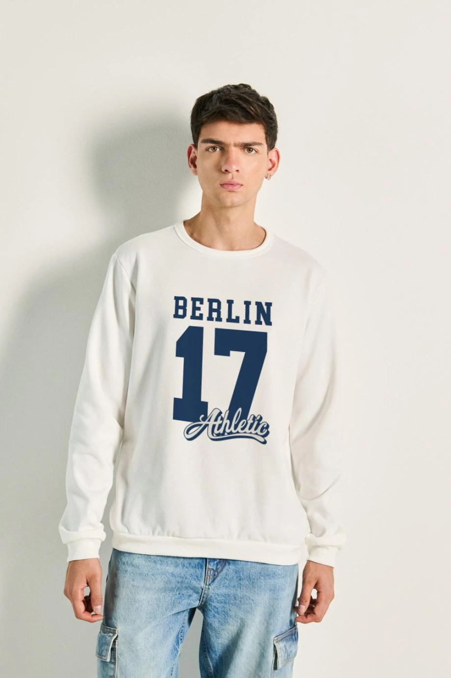 Buzo unicolor cuello redondo con diseño college de Berlín