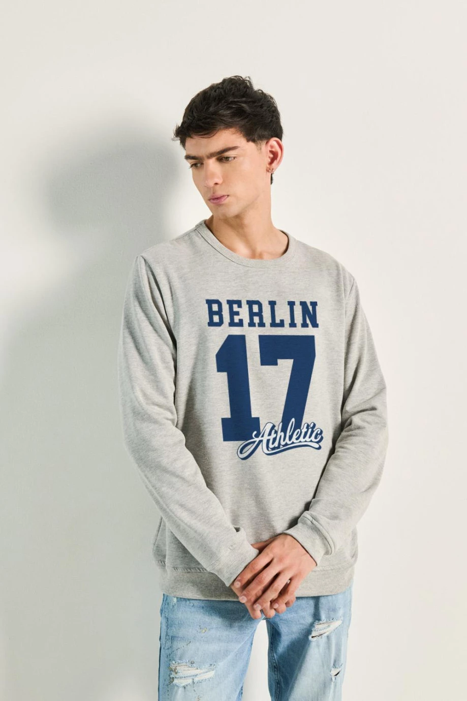 Buzo unicolor cuello redondo con diseño college de Berlín