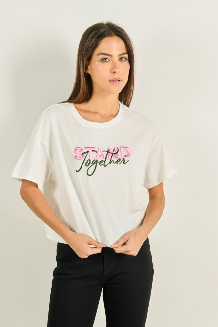 Camiseta unicolor crop top con texto bordado en frente
