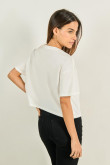 Camiseta unicolor crop top con texto bordado en frente