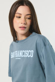 Camiseta azul oscura oversize crop top con texto college