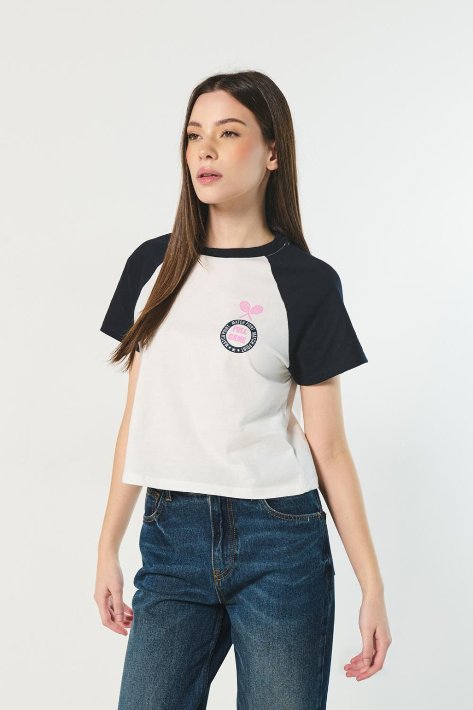 Camiseta crema manga ranglan corta con diseño college